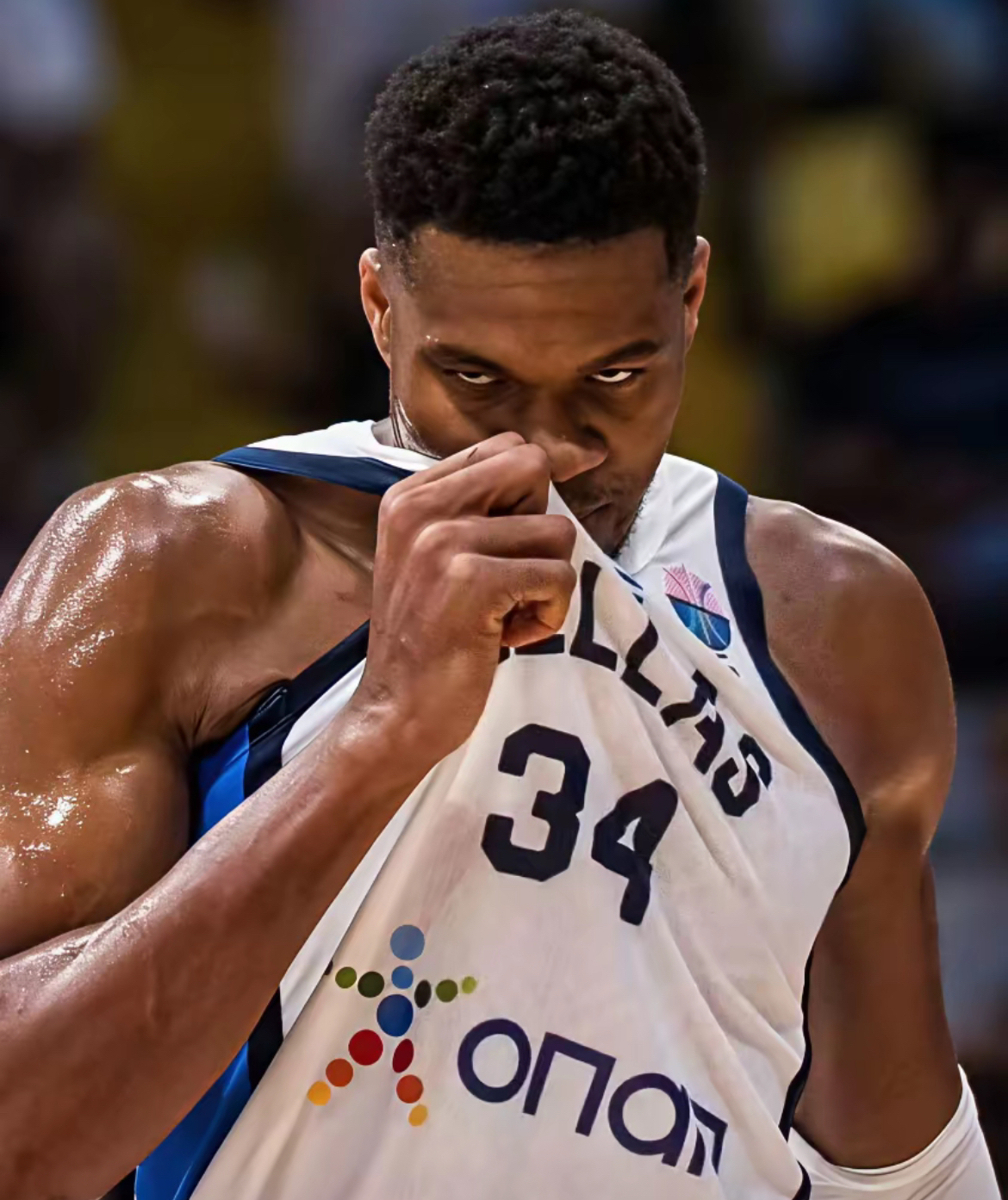 包含从山东男篮围绕西甲官宣签约到冲刺阶段圣安东尼奥马刺备战NBA季后赛，孟菲斯灰熊围绕CBA常规赛单刀错失的词条